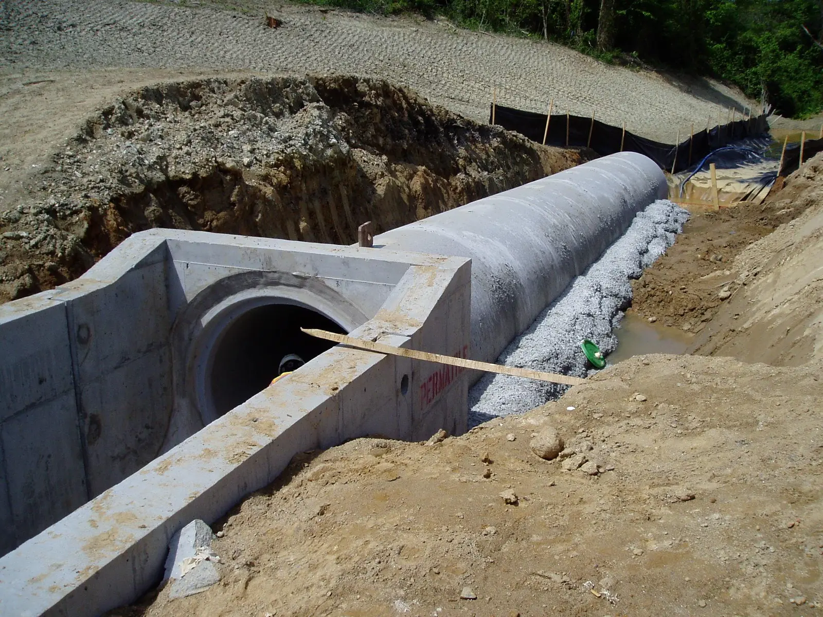 Large storm drainage pipe and concrete drainage structure installation